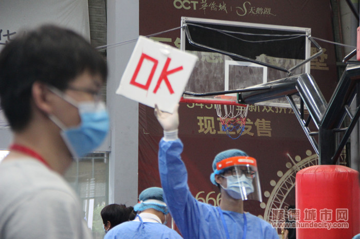 北滘活力休閑體育中心核酸檢測采集點 排隊ok (7)_副本.jpg