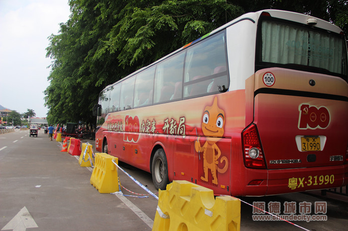 北滘碧江民樂公園核酸檢測采集點 政府安排專車接送市民 (228)_副本.jpg