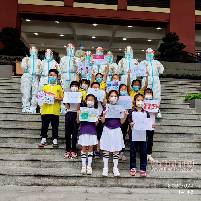 群力小學(xué)的學(xué)生們?yōu)獒t(yī)護人員畫畫致敬.jpg