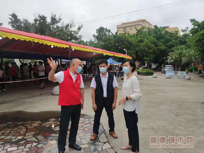 唐磊晶常委、李志堃主席到大閘村檢測點(diǎn)督導(dǎo)_副本.jpg