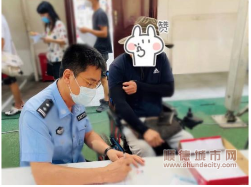 公安干警支援核酸檢測點(diǎn)工作。_副本.png