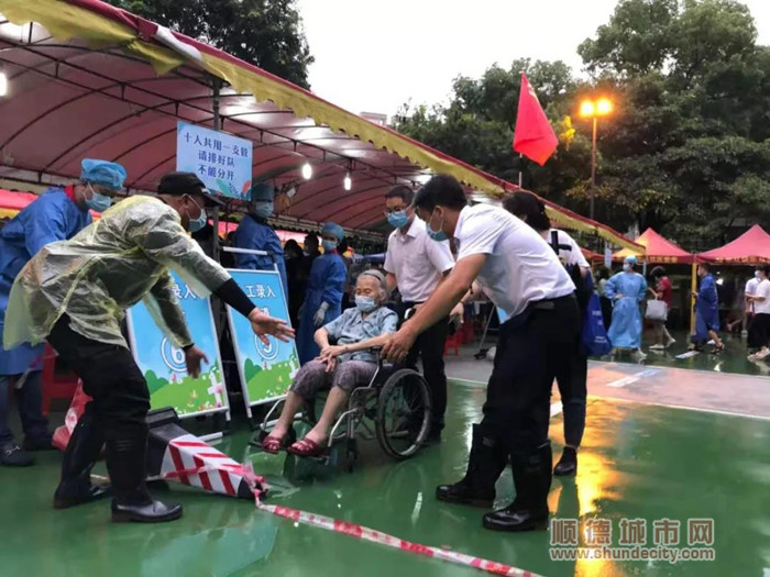 樂從社區(qū)檢測點(diǎn)，93歲高齡的婆婆行動不便，現(xiàn)場感到身體不適，工作人員隨即開通綠色通道，對其進(jìn)行快速檢測。_副本.jpg