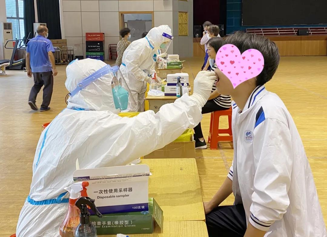 州醫(yī)科大學(xué)附屬順德醫(yī)院黨委組織15人精銳部隊(duì)前往樂從中學(xué)，為高三考生和教職工進(jìn)行集中核酸采集檢測.jpg