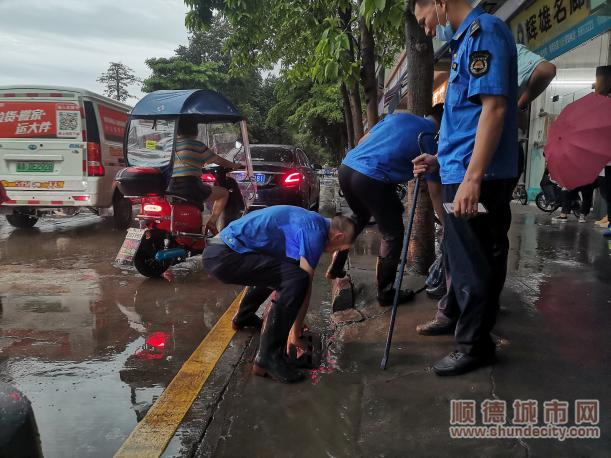 大雨過后，路上有大片積水，他徒手疏通下水道。.png
