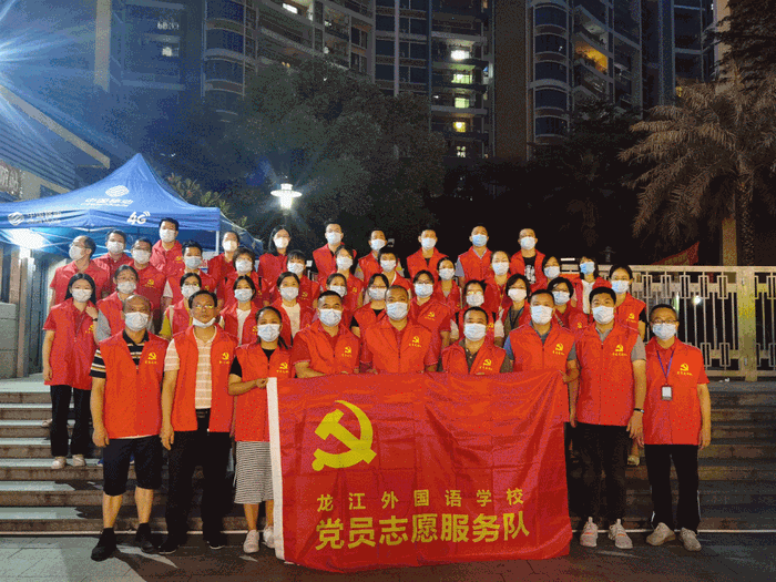 006 6月11日晚至12日，鎮教育線黨委號召898名黨群志愿者深入文華社區，僅用一天時間就將21個主要樓盤，共計345棟樓超17573戶全部走訪完畢。.gif