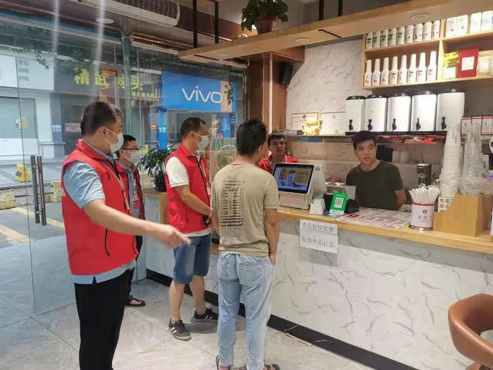 008 6月13日，龍江司法所駐村團隊聯合東海村委會全面核查轄區內餐飲、藥店、診所、農貿市場、網吧等重點場所的防疫措施落實情況，對未落實到位的商鋪現場督促落實整改。.jpg