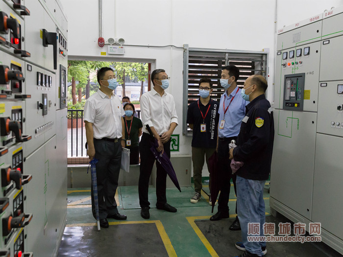 05霍書記一行學校供電發電中心2_副本.jpg