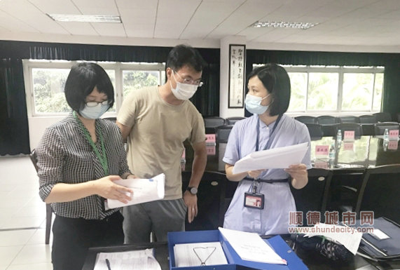 監督檢查組通過翻閱資料、現場詢問等方式，在梁開中學對落實考生14天健康監測情況進行監督檢查。.jpg