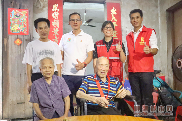 北滘鎮領導入戶探訪老黨員.jpg