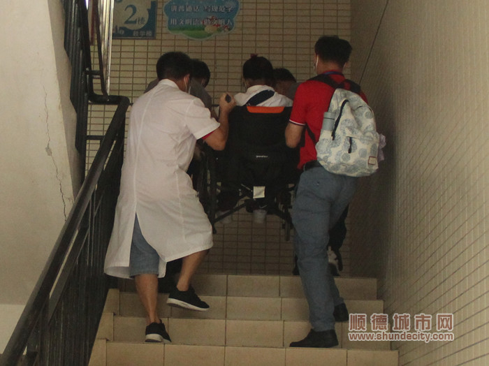 學校服務人員護送考生1_副本.jpg