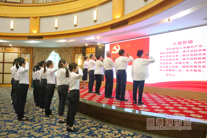 老黨員為新黨員領(lǐng)誓.jpg