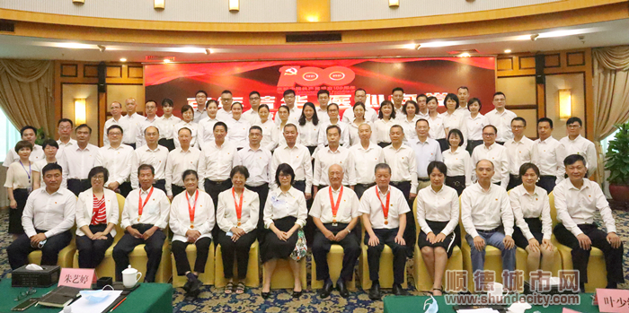 參會(huì)人員合影留念.jpg