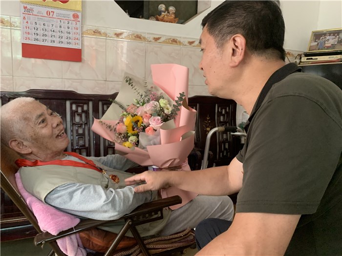 92歲黨齡54年的他說：“我要繼續干革命！”