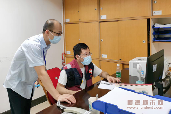 江狄奇（右）、李文萌（左）一起討論、撰寫陽性個案流調報告_副本.png