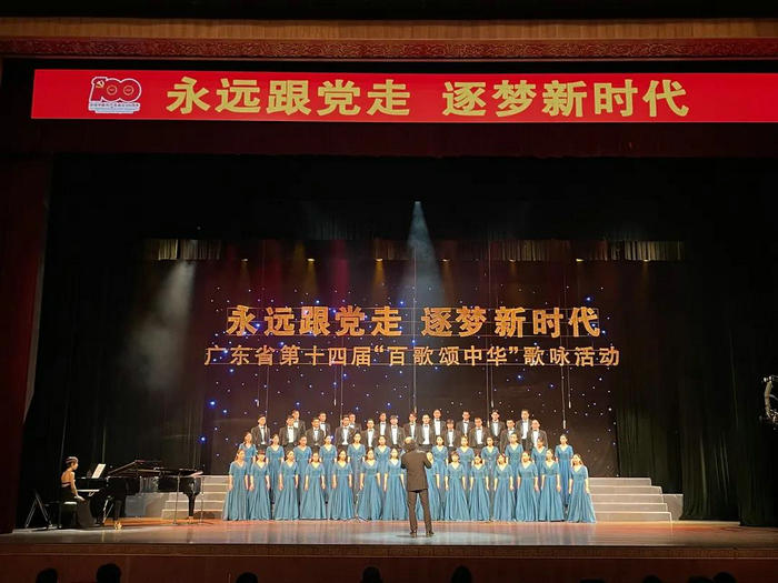 順德合唱團在臺上深情演唱.jpg