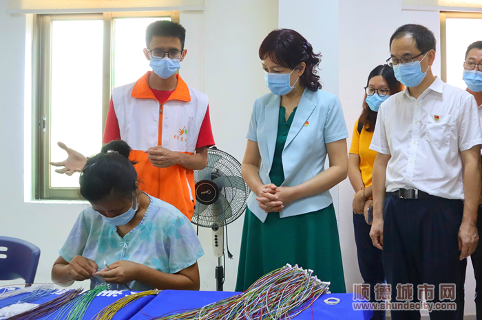 領導嘉賓實地了解計生協服務陣地建設以及活動開展情況.jpg