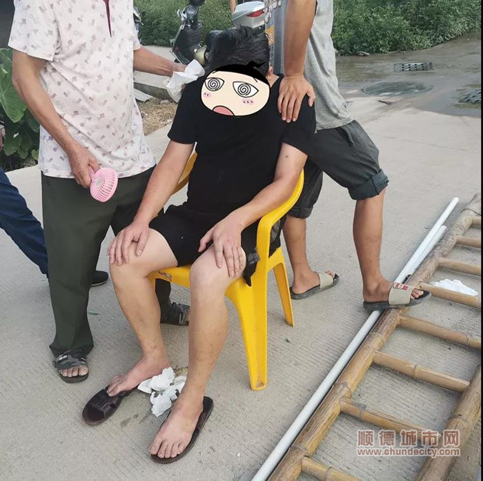 男子被紅火蟻咬傷，民警將男子攙扶到凳子上。_副本.jpg