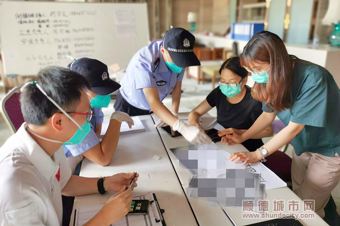 謝佳敏（右一）和省疾控傳防所、云浮疾控人員到隔離酒店調研酒店管理_副本.png