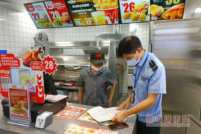 檢查組檢查“華某士”餐廳的證照資質(zhì).jpg