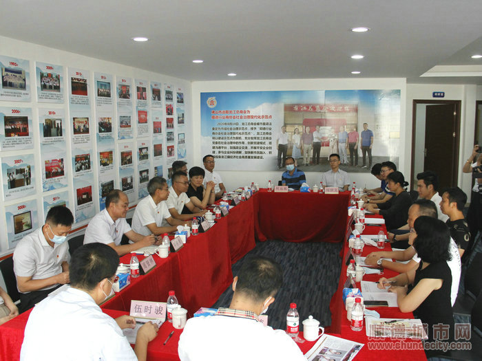 區(qū)鎮(zhèn)人大代表聽取企業(yè)聲音，為企業(yè)排憂解難。.JPG
