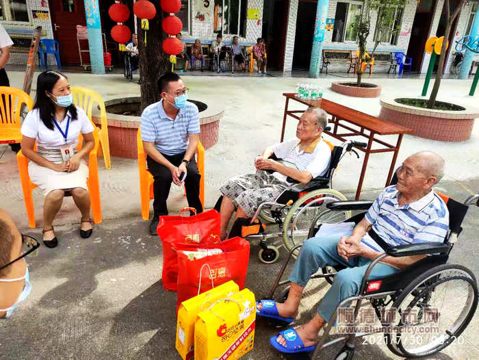 在倫教敬老院慰問復原軍人陳榮茜，烈屬馬錫.jpg