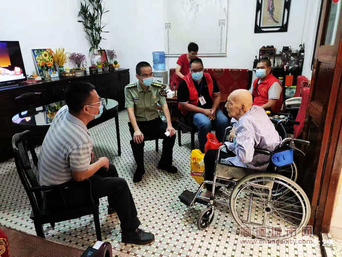 葉善楷與傷殘軍人何心老人親切交談.jpg