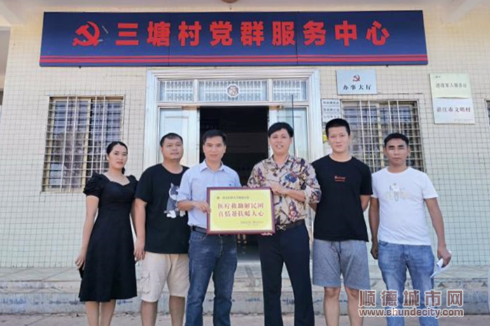 陳新彬（左三）收到三塘村百姓的感謝_副本.png