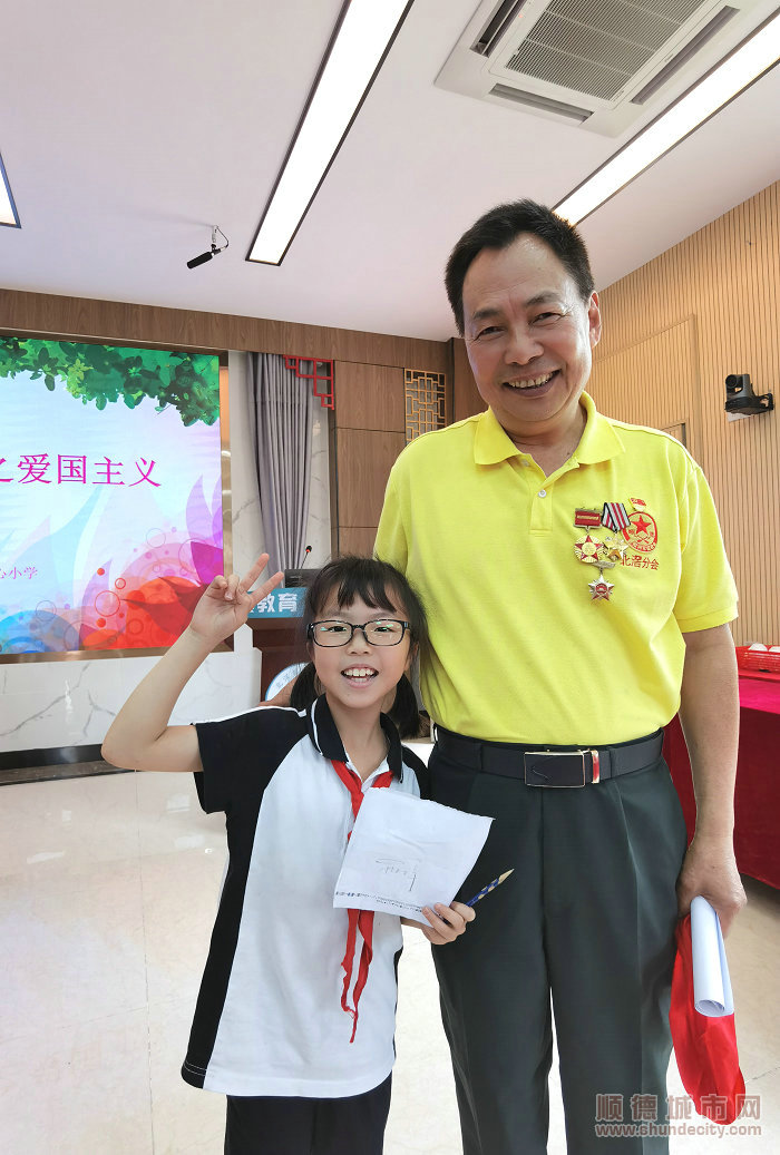 “粉絲”求合影。.jpg