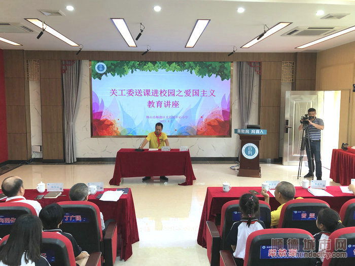 羅業樟為學生們上愛國教育課。.jpg