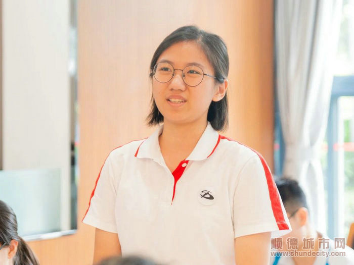 學長學姐和新入高三的學弟學妹們交流。.jpg