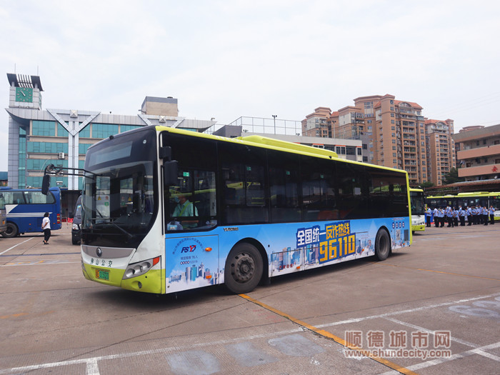 身著“公安藍”的公交車.jpg