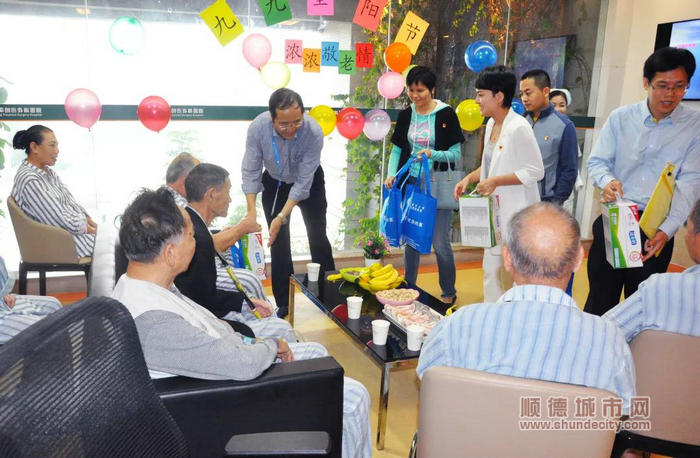 2018年重陽節(jié)，醫(yī)院黨員到科室慰問60歲以上老年患者.jpg
