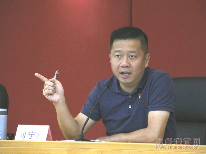 柯宇威分享學習心得體會，為大家上黨課。.JPG