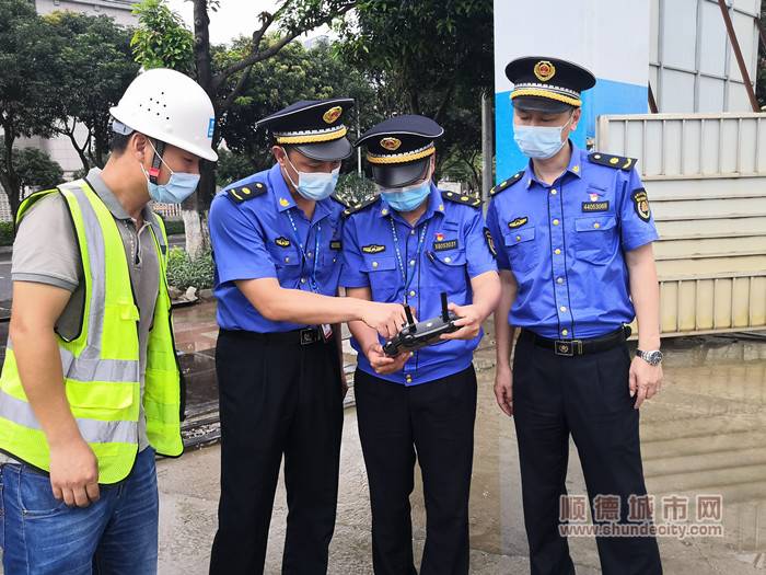 執(zhí)法組利用無(wú)人機(jī)勘測(cè)裸土覆蓋問(wèn)題。.jpg
