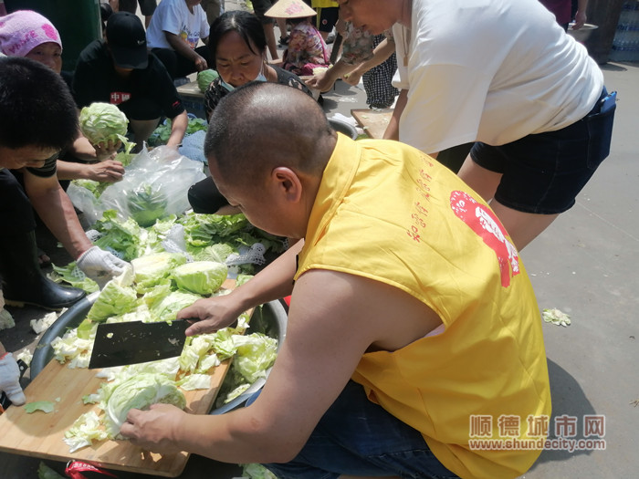 冷和初幫助大家做飯。.jpg