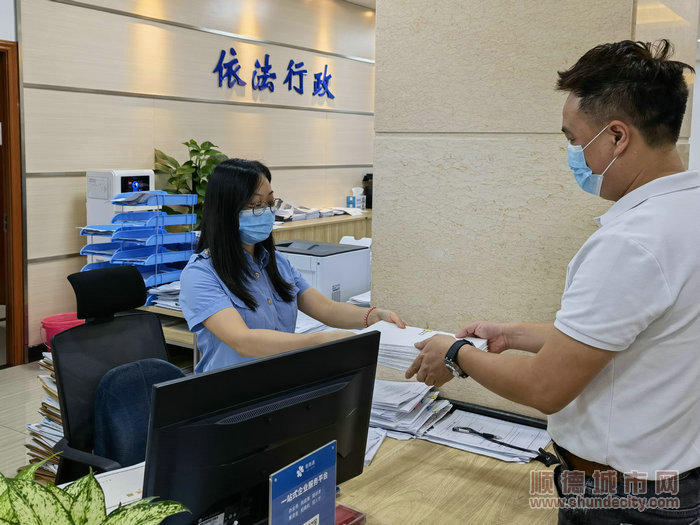 為商戶做好服務(wù)，打造良好營(yíng)商環(huán)境。.jpg