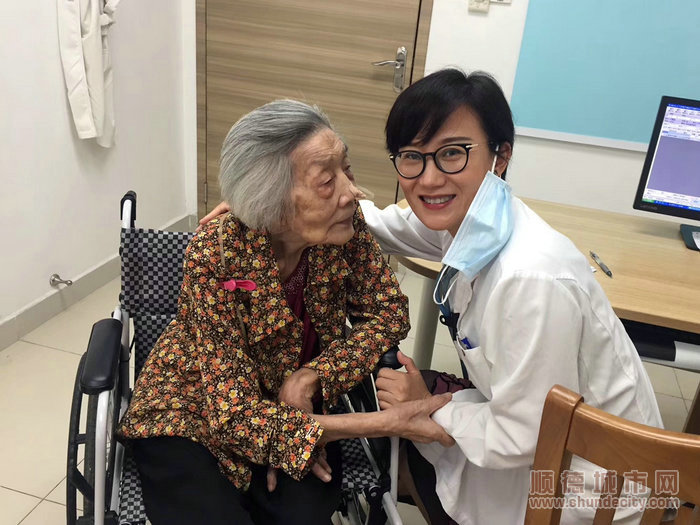 百歲老人是林勁松的“鐵粉”。.jpg