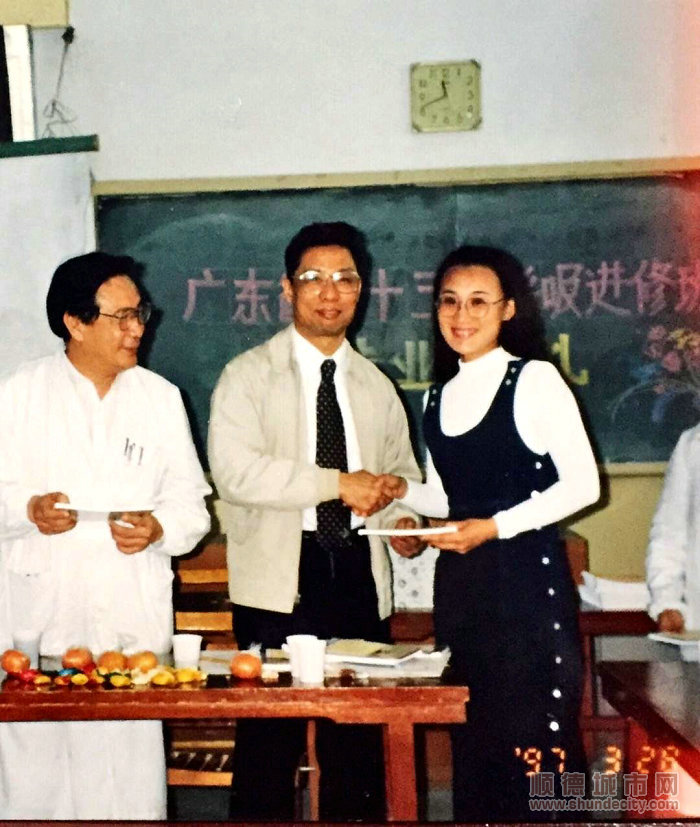 林勁松在廣州呼吸疾病研究所進修時與鐘南山院士（中）合影。_1.jpg