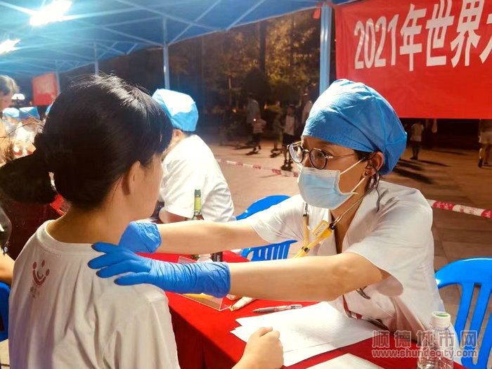 林勁松為市民義診。_1.jpg