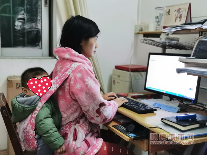 疫情初期背著孩子在家工作_副本.jpg