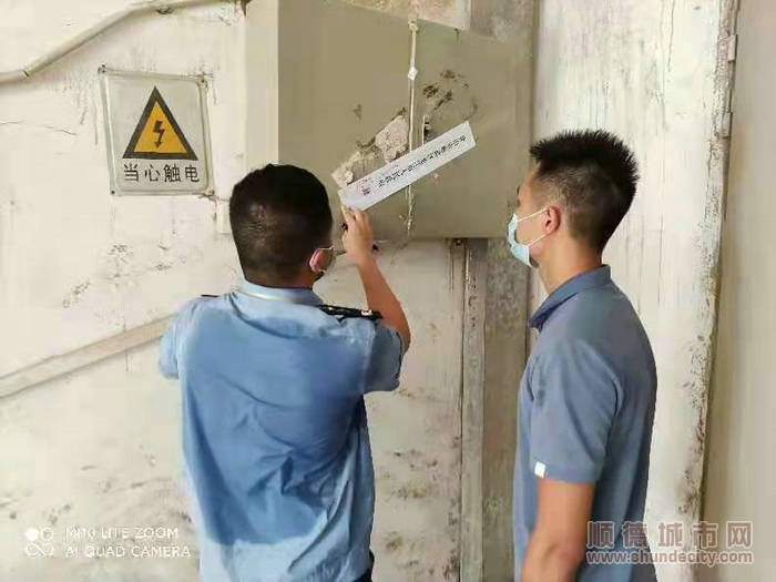 執法人員查封企業。.jpg
