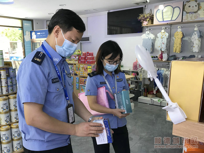龍江市監所認真檢查兒童化妝品經營商戶。.jpg