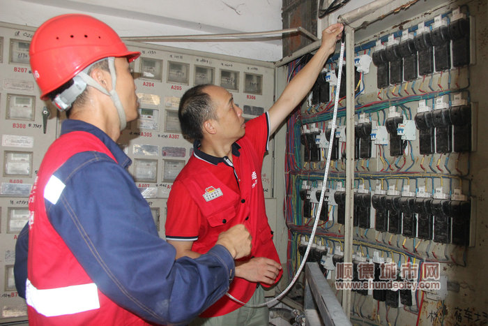 黨員先鋒入戶檢查電力設施.JPG