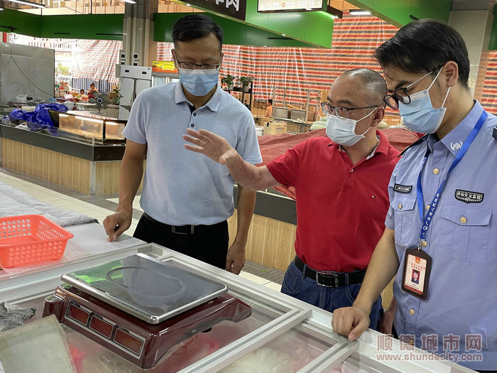 龍江加強升級改造后的農貿市場檢查。.jpg
