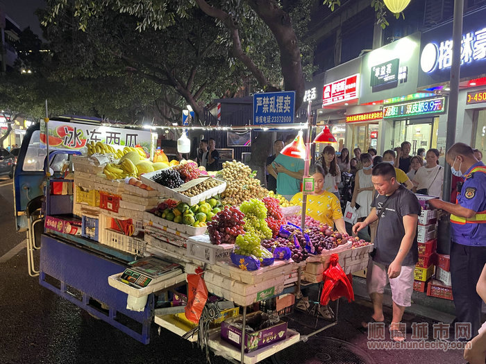 攤位旁邊就是“嚴禁亂擺賣”的牌。.jpg