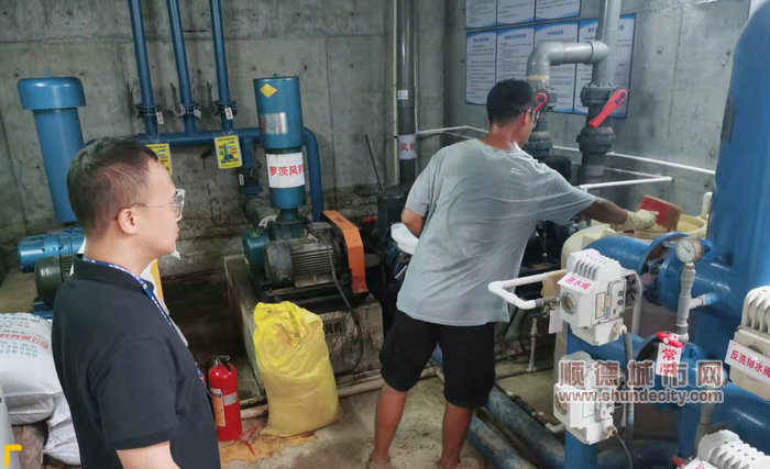 工作人員定期對污水處理設備維護情況進行檢查_副本.jpg