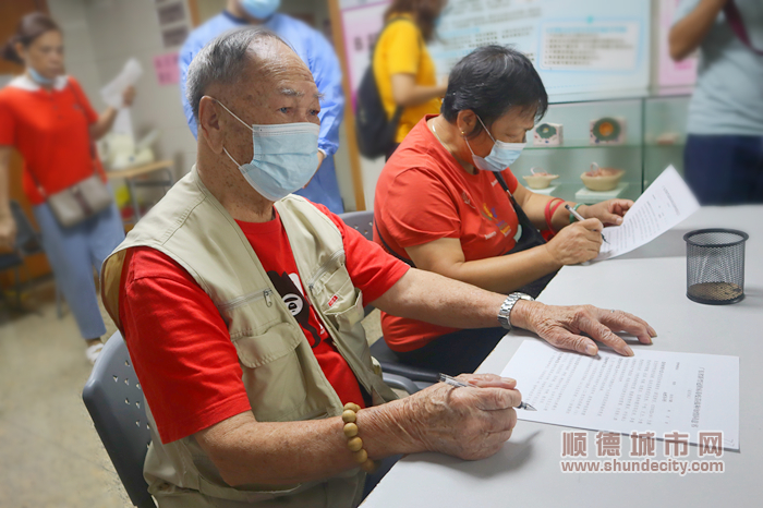 江老伯和妻子正在填寫知情同意書.JPG