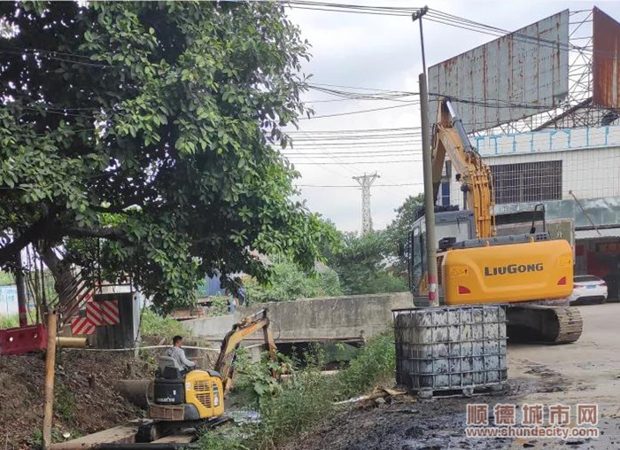 荷村對河道進行清淤。.jpg