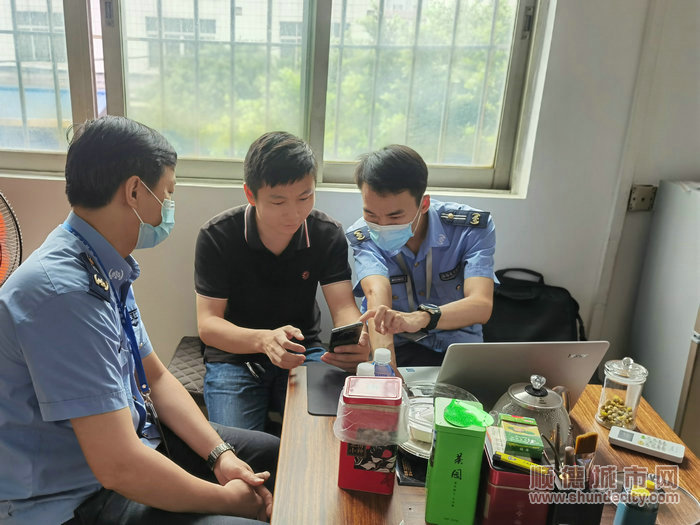 執(zhí)法人員到企業(yè)經(jīng)營場所進行檢查。.jpg