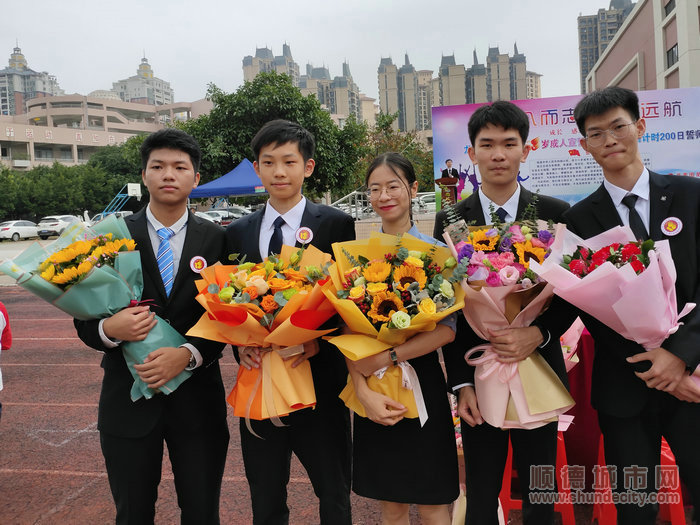 麥婉文與學生合影。.jpg